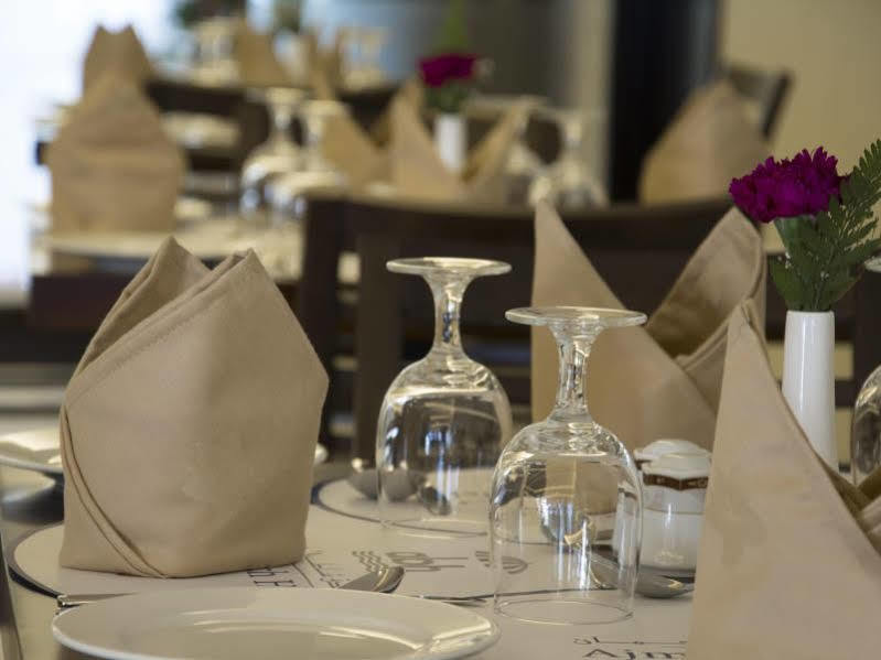 Ajman Beach Hotel Екстер'єр фото